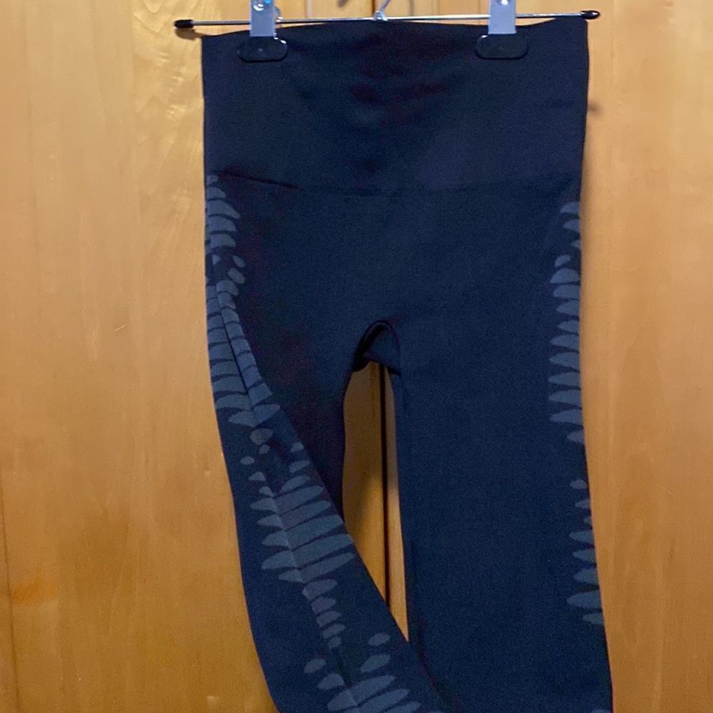 Spanx legging. Womens size medium. Black with gray Aztec type design.NWOT! - Picture 3 of 4